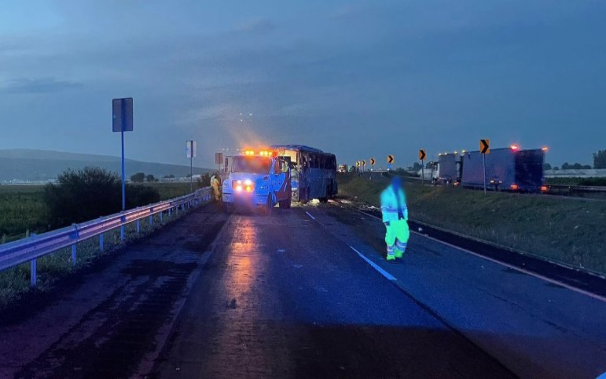 Accidente de autobús carretero en Guanajuato deja 2 muertos | Video