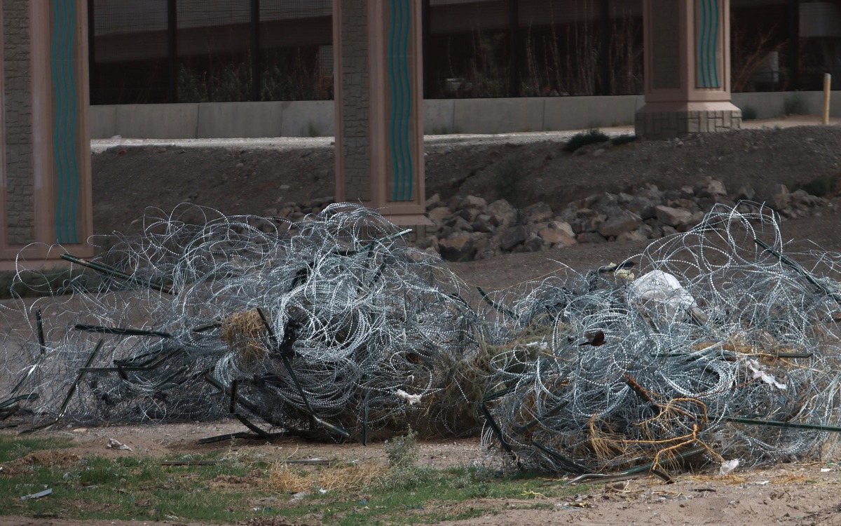 Autoridades de Texas retiran controversial alambrada de navajas en frontera