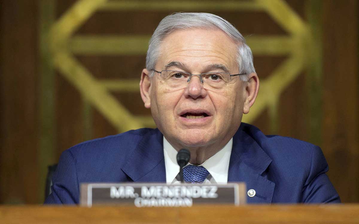 El senador estadounidense Bob Menéndez renuncia tras condena por corrupción