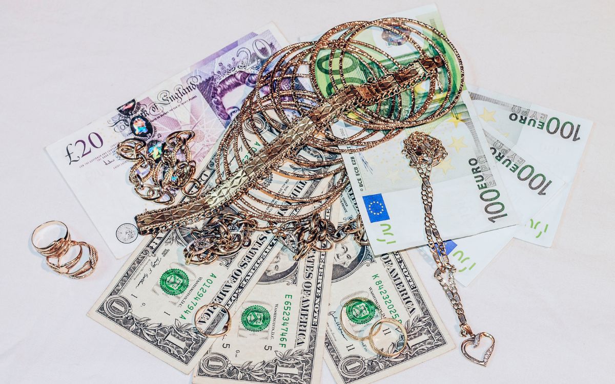 Encuentran el “tesoro” de un mafioso en Nápoles: 9 millones de euros en dinero y joyas