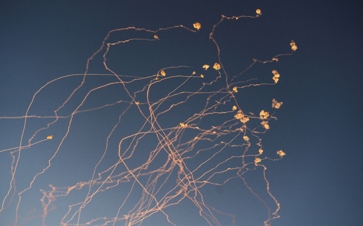 Hezbolá lanza más de 200 proyectiles contra Israel en respuesta a la muerte de uno de sus comandantes