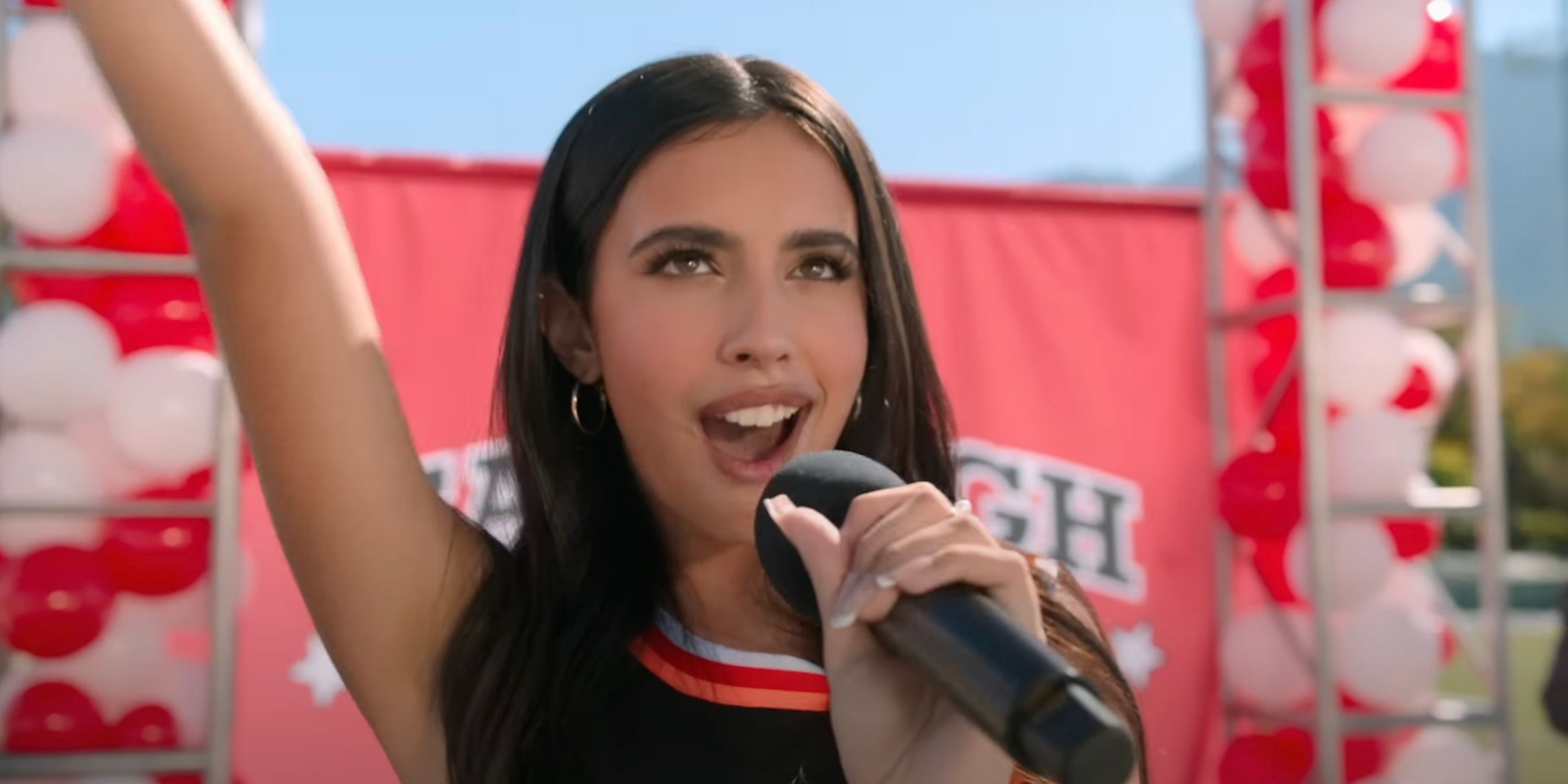 Kylie Cantrall como Dani cantando en High School Musical: El Musical: La Serie.