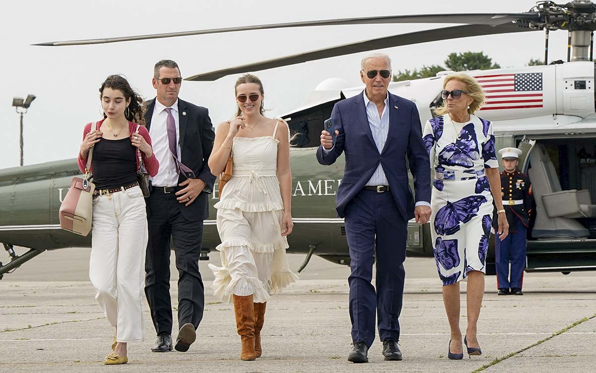 La familia de Biden lo anima a seguir en la contienda presidencial, según medios