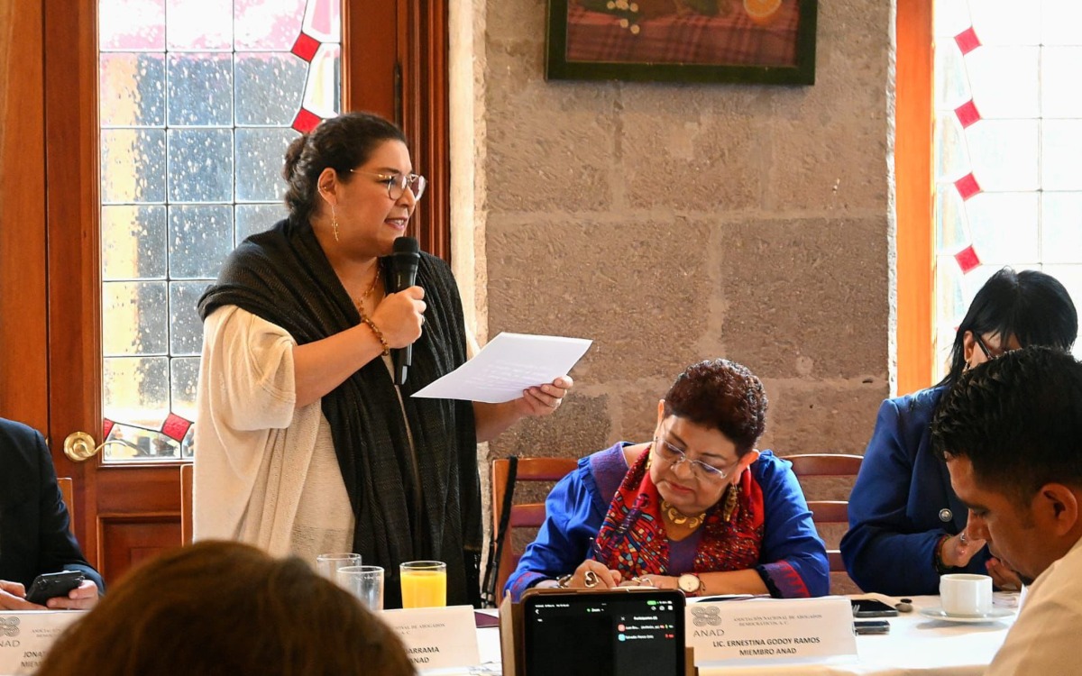 Lenia Batres llama a abogados a 'abandonar dogmas' aprendidos en universidades