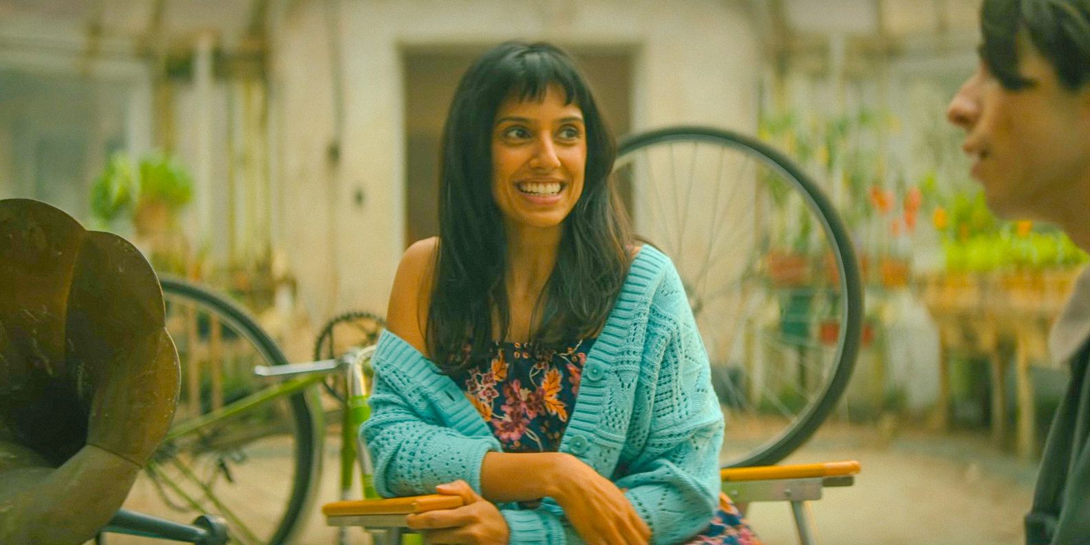 En una línea de tiempo alternativa, Lila (Ritu Arya) y Five viven juntos en The Umbrella Academy Temporada 4 Episodio 5