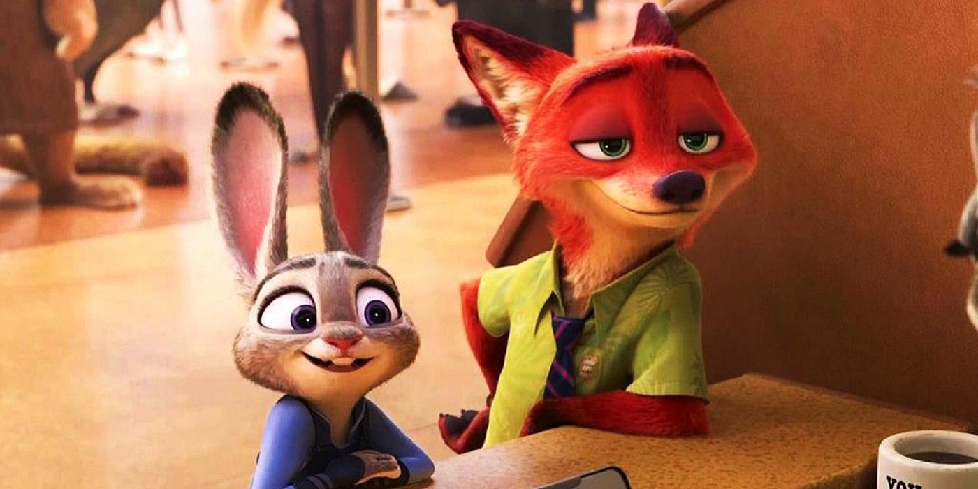 Judy y Nick de pie en el mostrador del DMV y sonriendo en Zootopia
