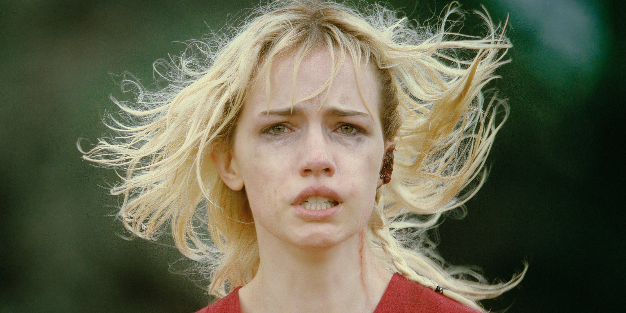 Willa Fitzgerald como La Dama que parece horrorizada mientras corre en Strange Darling