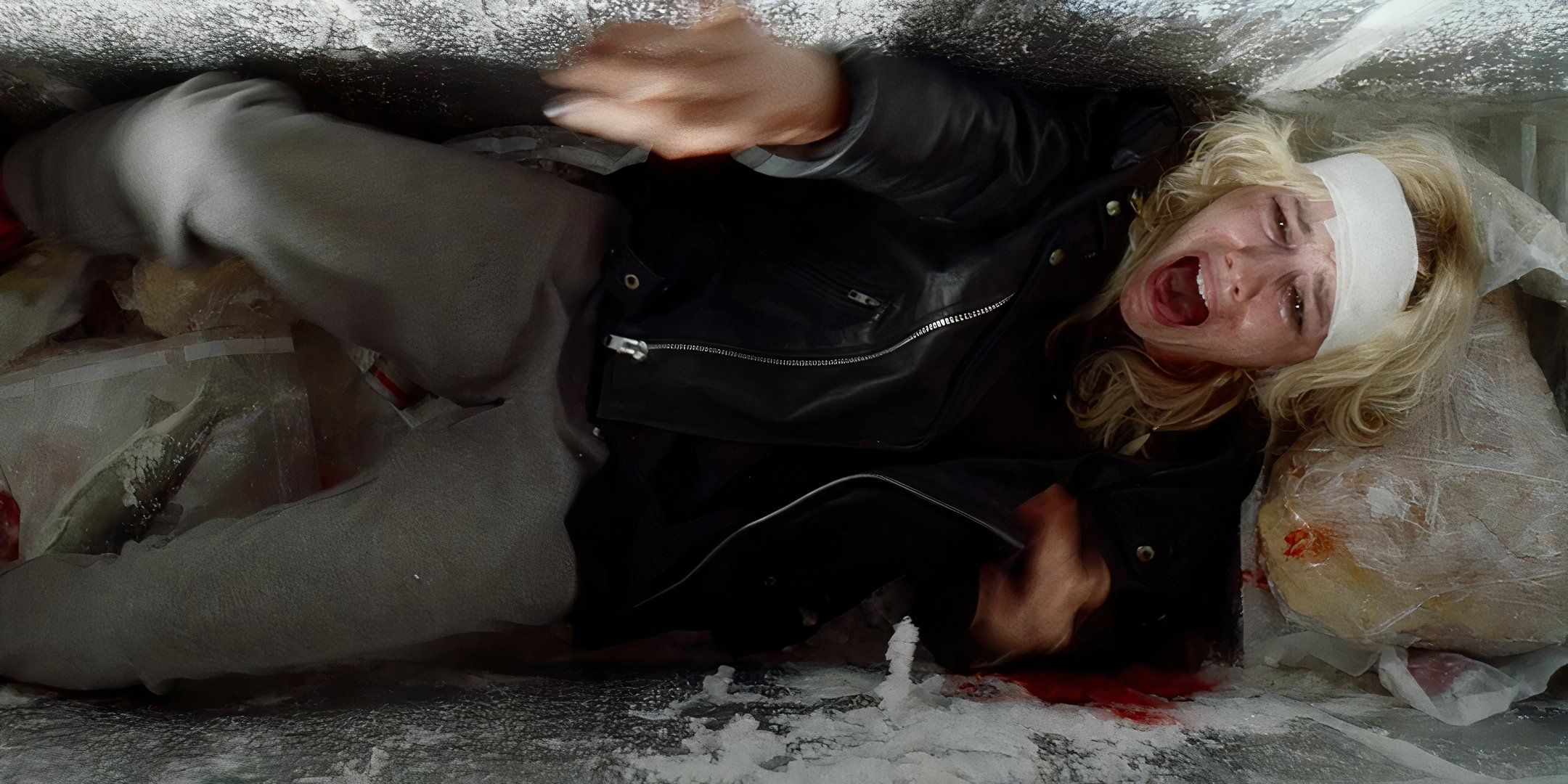 Willa Fitzgerald como La Dama gritando mientras está acostada en un congelador en Strange Darling