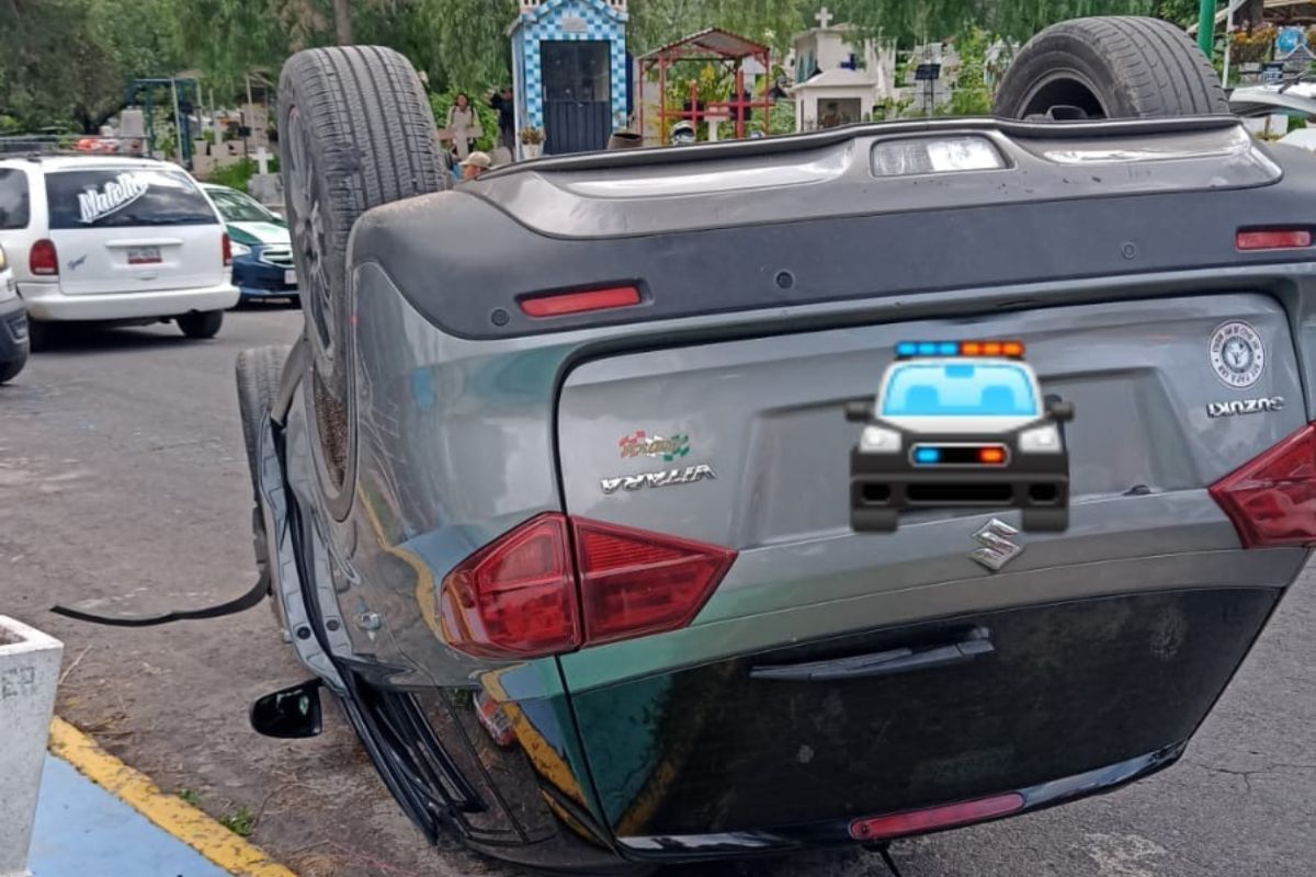 Camioneta se vuelca dentro de un panteón en Iztapalapa