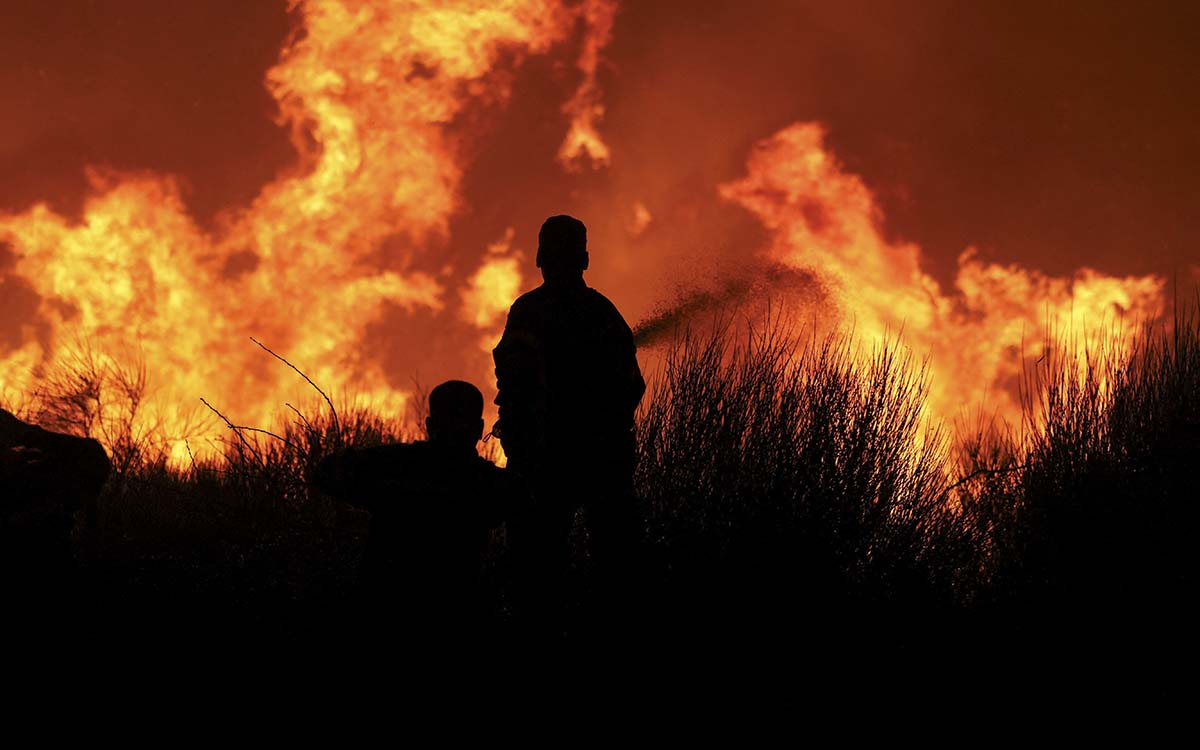 Decenas de miles de evacuados por un gran incendio que llega a las puertas de Atenas