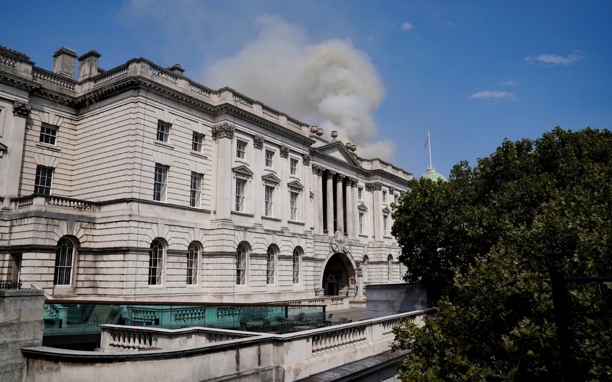 Londres: 100 bomberos buscan apagar incendio en el histórico Somerset House