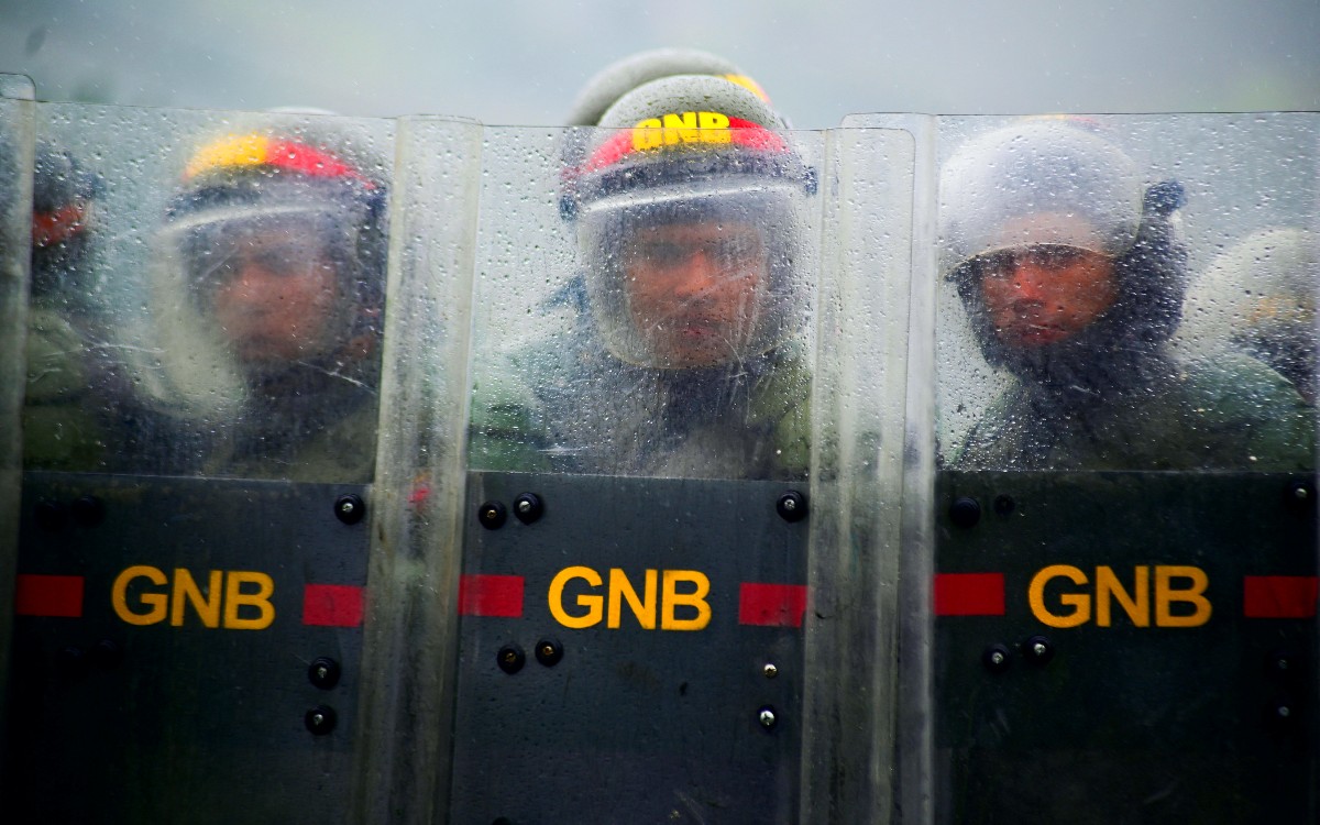 Oposición venezolana llama a las Fuerzas Armadas a colocarse del ‘lado del pueblo’