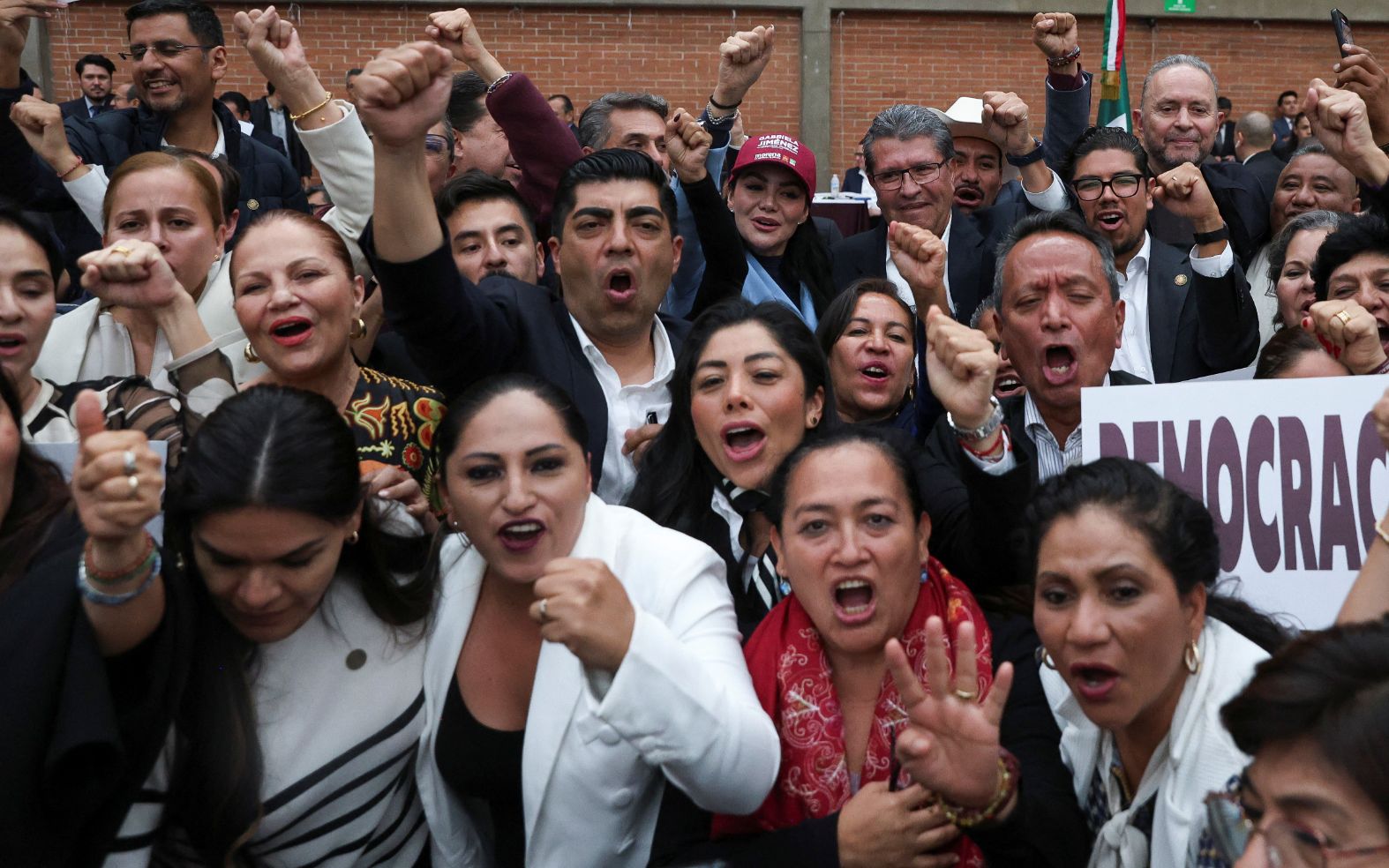 AMLO felicita a legisladores que aprobaron su reforma judicial