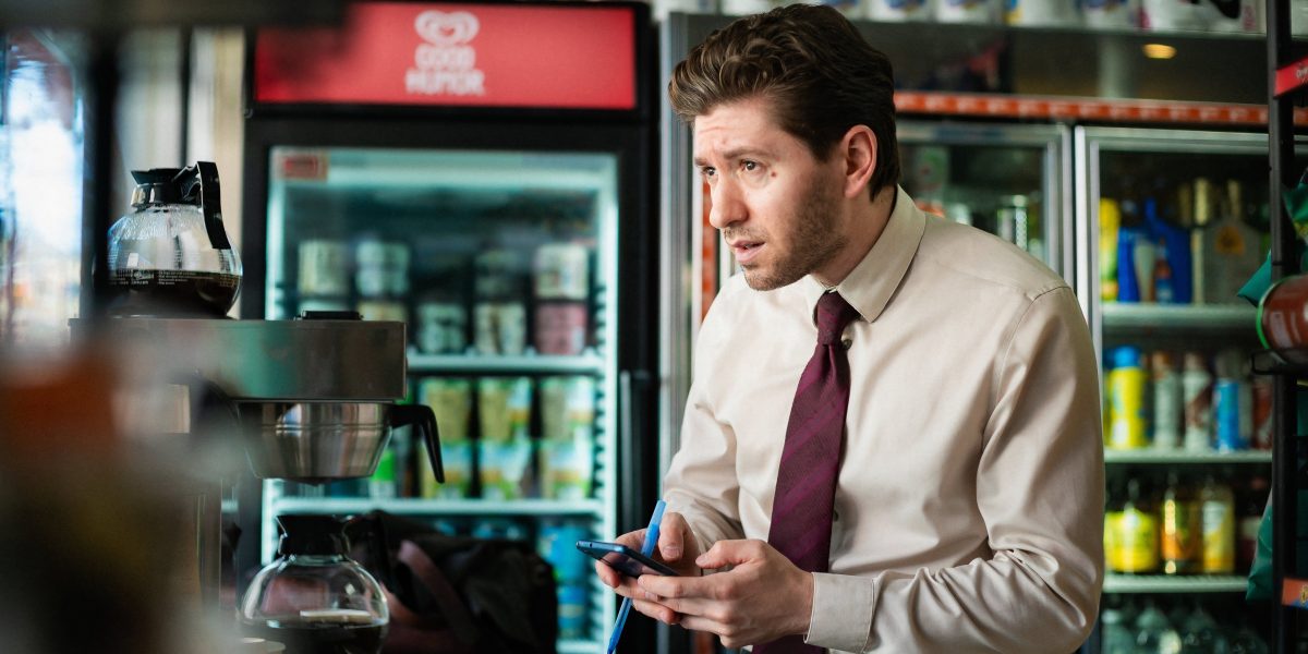 Aviso para abandonar la revisión: la chispa de esta comedia dramática está enterrada bajo su propio caos