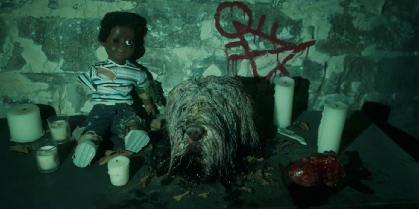 Un santuario con una muñeca, la cabeza de Biscuit y un corazón en Yellowjackets.