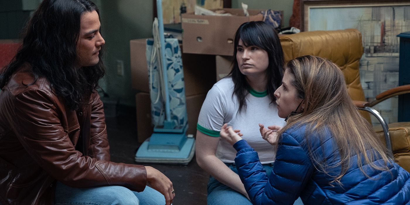 Anna Kendrick, directora Kathryn Gallagher y Daniel Zovatto en La mujer de la hora