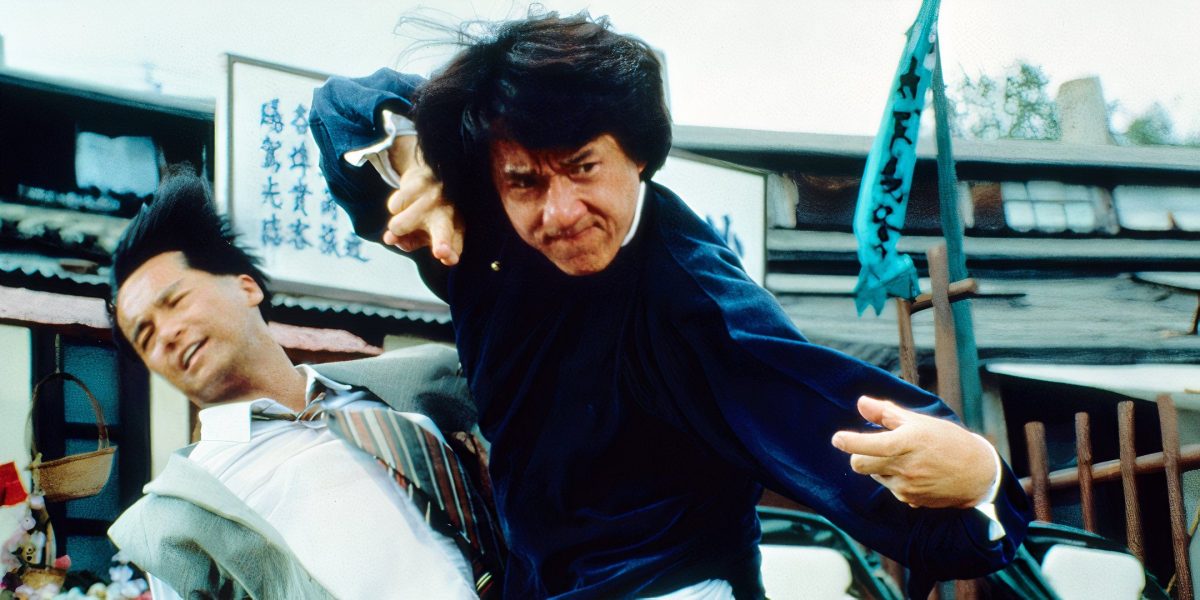 Cómo la subestimada precuela de Ong Bak de Tony Jaa rinde homenaje a la querida secuela del maestro borracho de Jackie Chan, detallada por especialistas