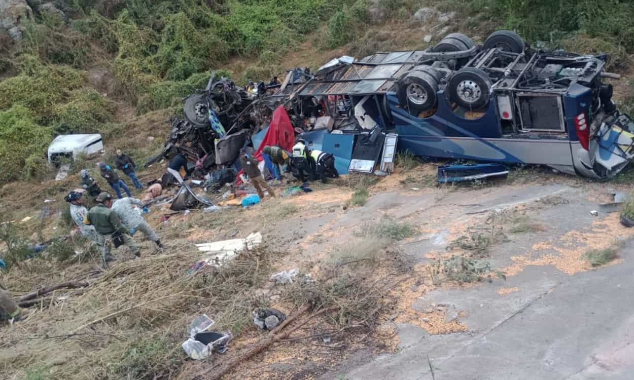 Confirman 19 muertos por trágico choque entre tractocamión y autobús en Zacatecas
