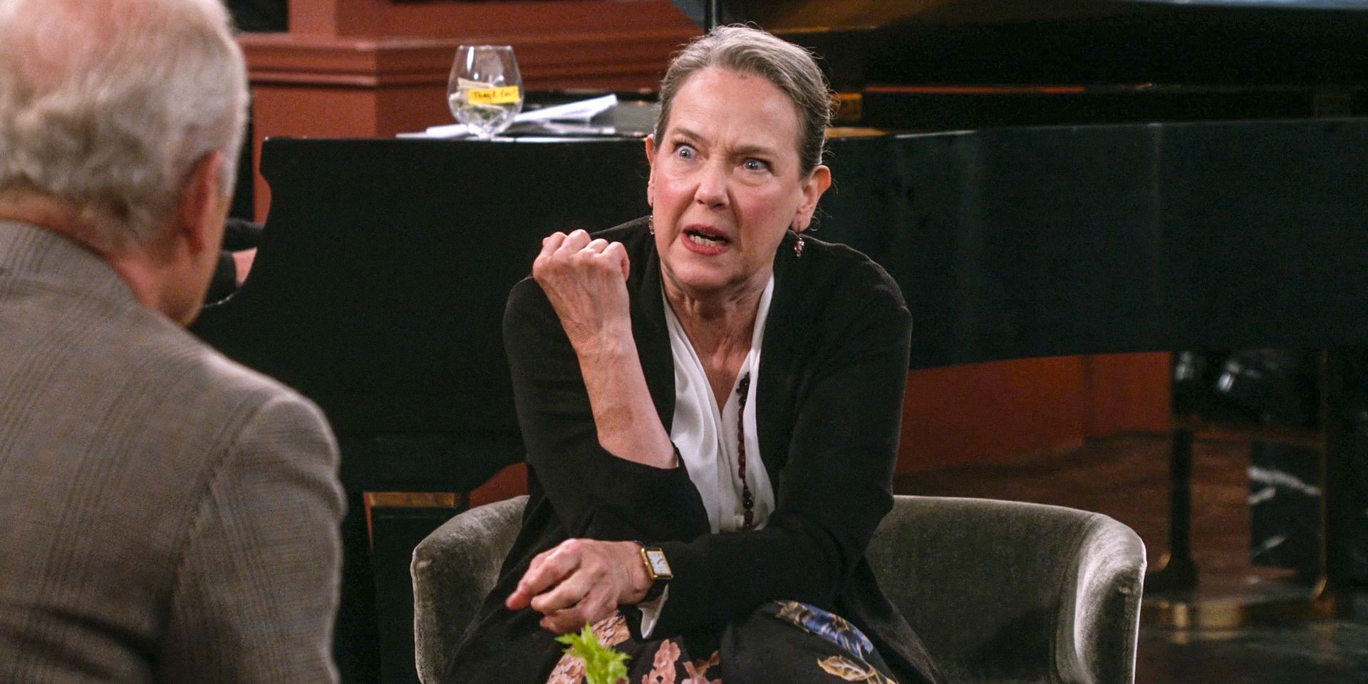 Bebe Glazer (Harriet Sansom Harris) mira sorprendida a Frasier en Frasier (2023) Temporada 2 Episodio 5