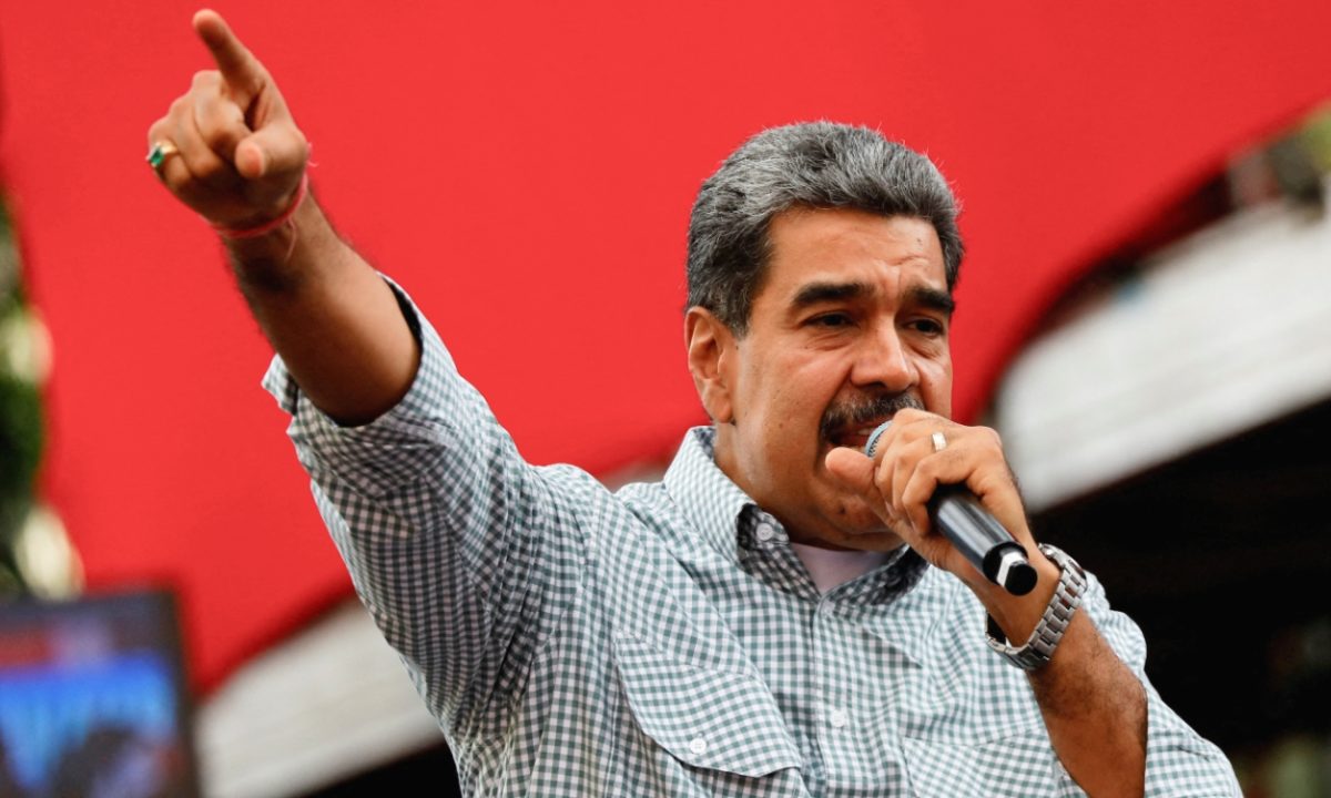 Nicolás Maduro afirma que Machado 'huyó' a España; ella lo niega