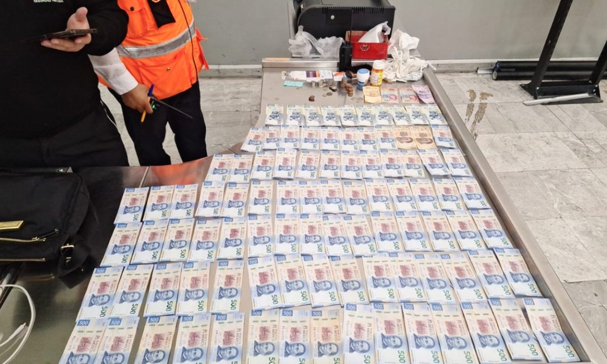 Pasajera olvida su bolsa con ¡más de 53 mil pesos! | AICM