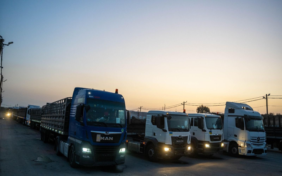 Permite Israel ingreso de 50 camiones con ayuda a la Franja de Gaza | Video