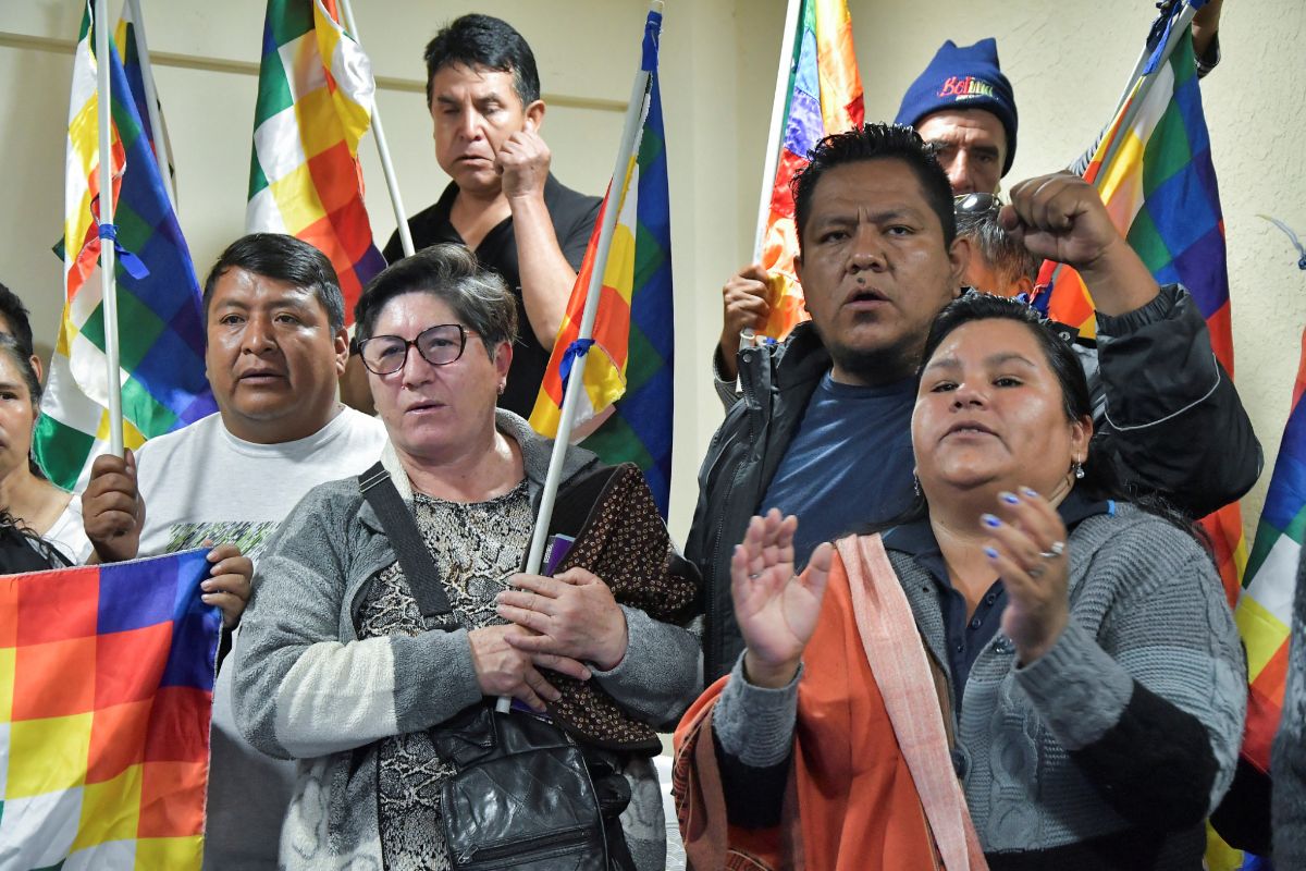 Seguidores de Evo Morales toman coches presuntamente usados en ataque