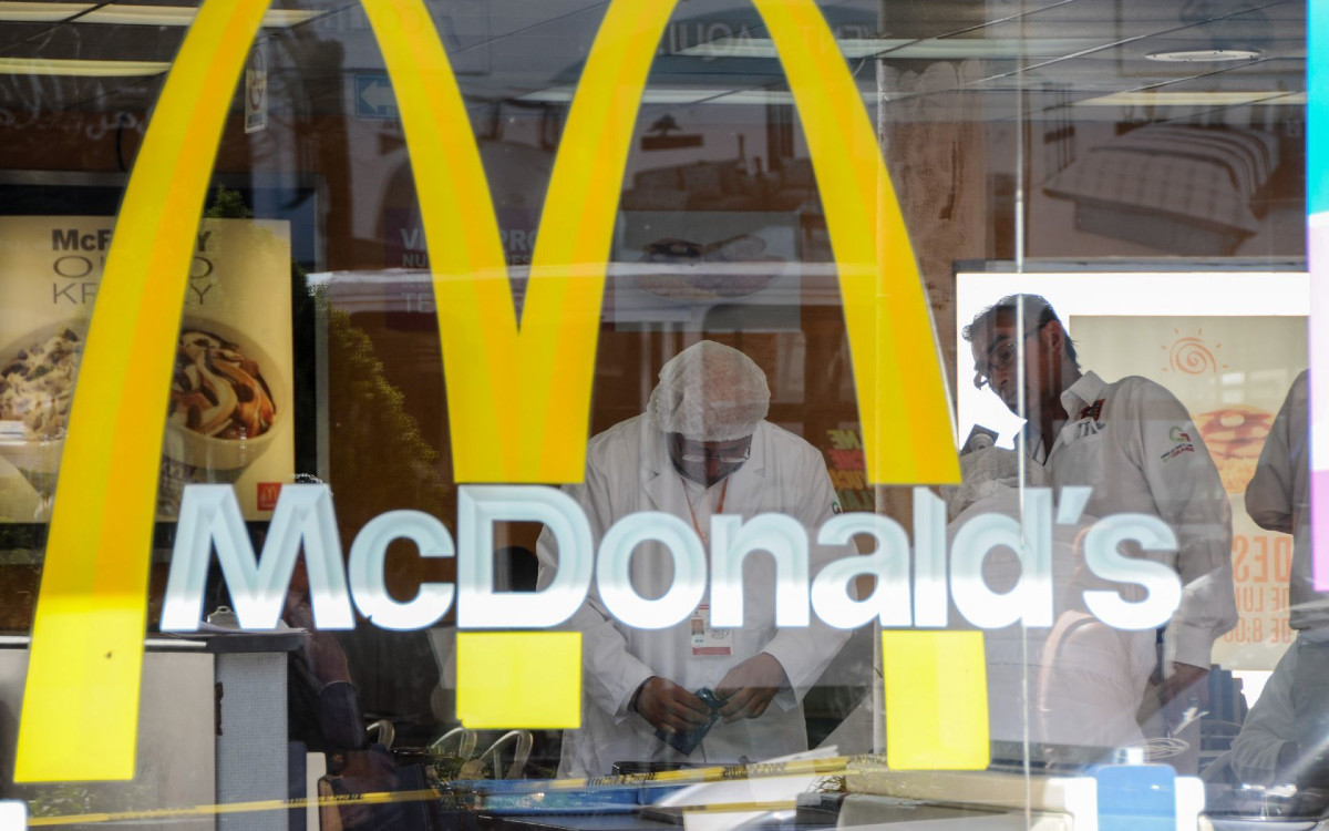 Un muerto y 10 hospitalizados tras comer hamburguesas de McDonald's con E. coli: CDC