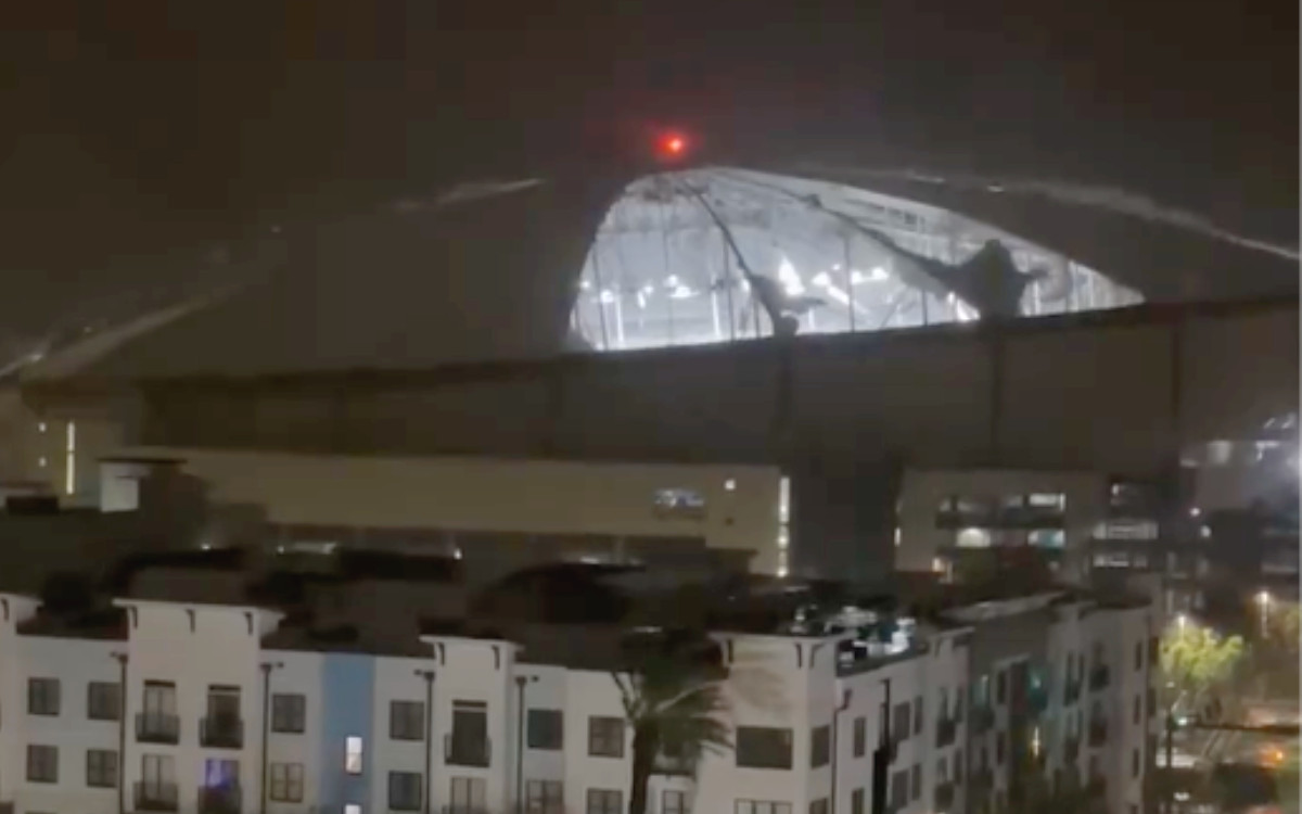 Vientos huracanados destrozan techo del Tropicana Field