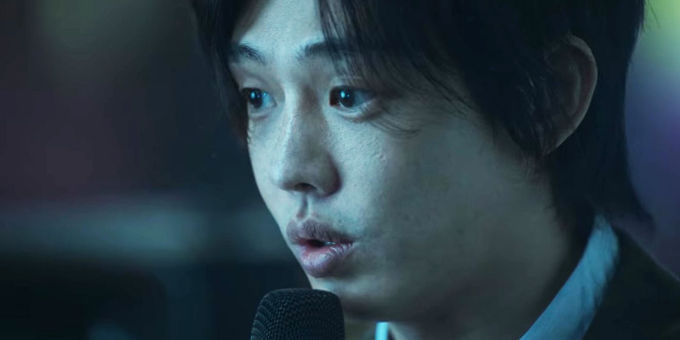 Jin-soo habla por un micrófono en Hellbound.