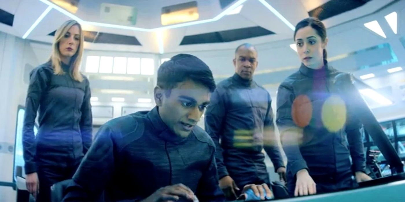 La temporada 7 de Black Mirror revela 19 miembros del elenco, incluidas estrellas de MCU, DC y Barbie