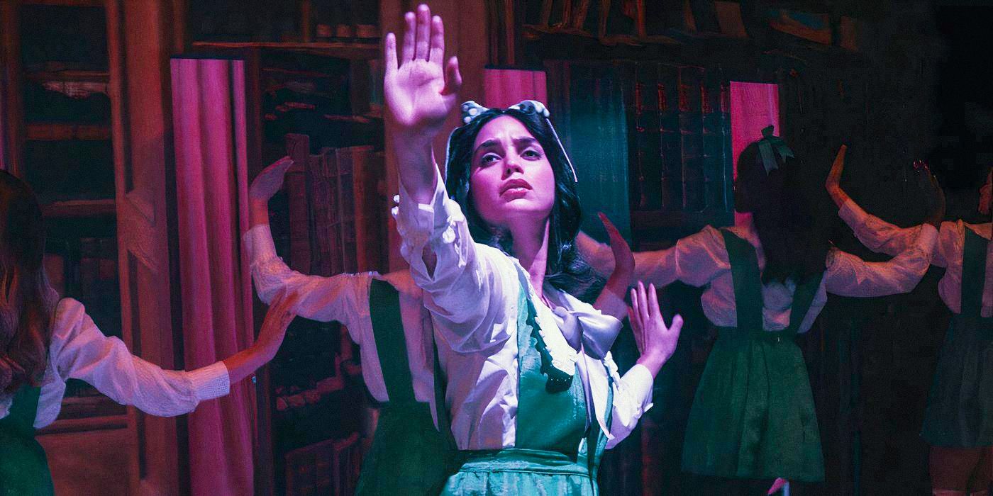 Laura (Melissa Barrera) actuando en el escenario de Tu Monstruo