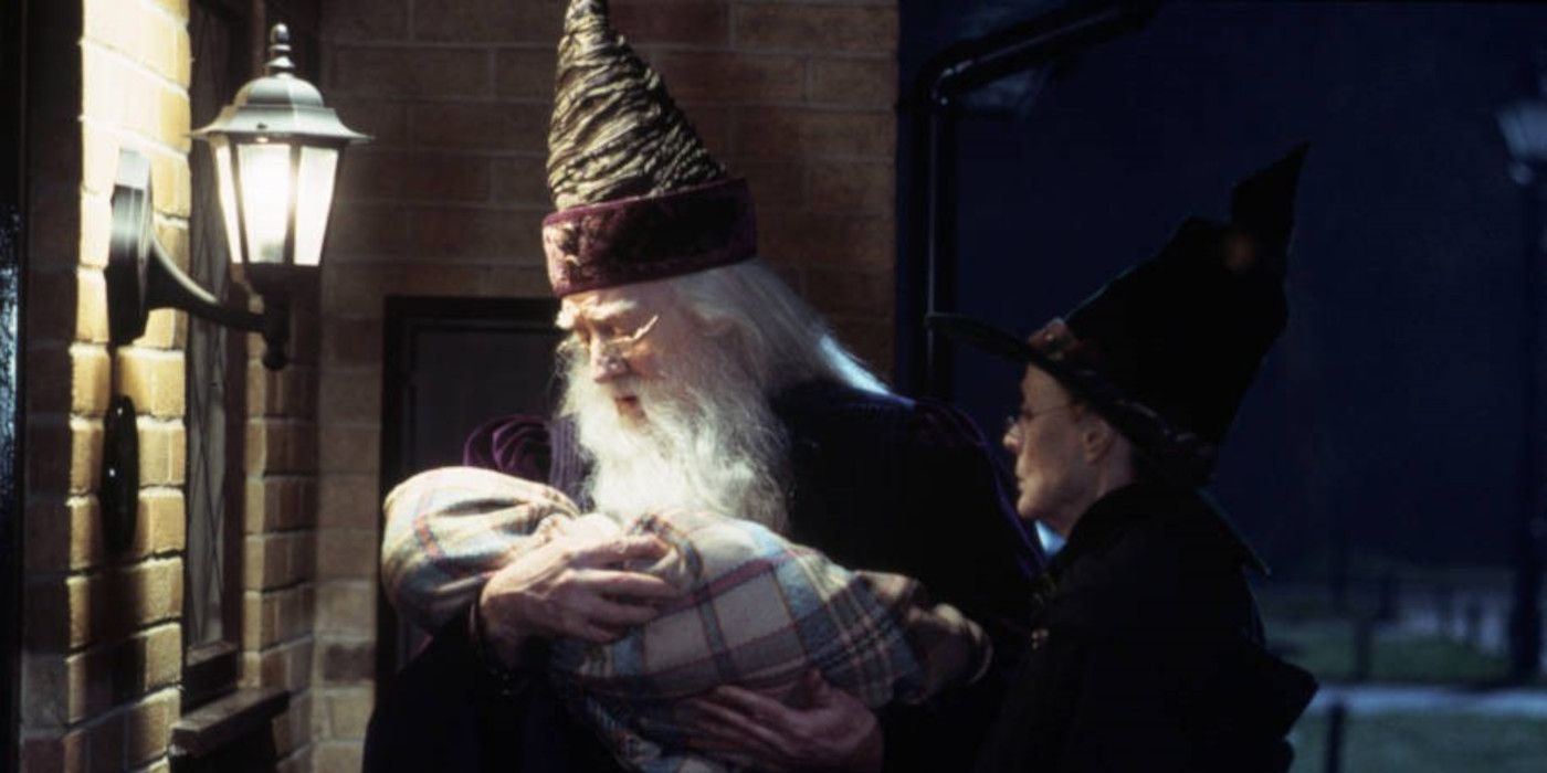 Dumbledore sostiene al bebé Harry junto a McGonagall en Harry Potter y la piedra filosofal