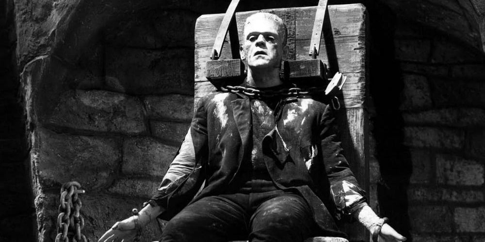 La primera imagen de BTS de Frankenstein de Guillermo del Toro revela al doctor y al monstruo en un impresionante set de laboratorio