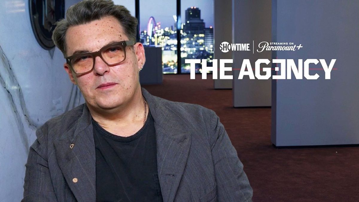 Joe Wright de la agencia sobre el regreso al género de espionaje y la paleta de colores única del programa