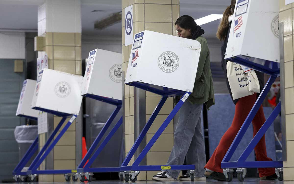 Abren los primeros centros de votación en EU para elegir entre Harris y Trump