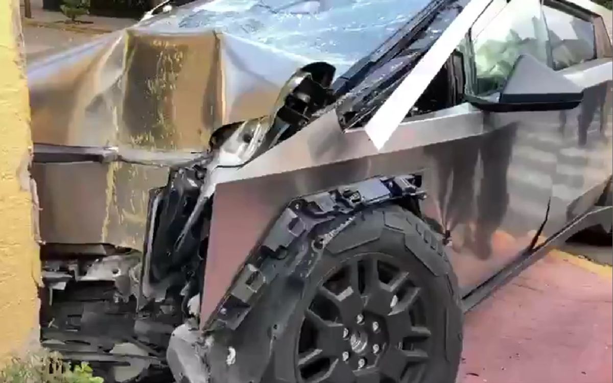 CDMX | Camioneta Cybertruck se estrella contra casa en alcaldía Miguel Hidalgo