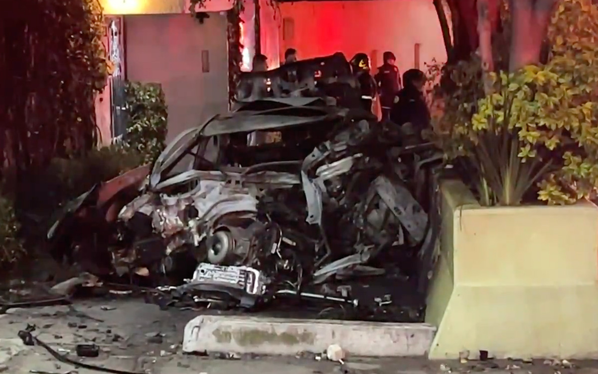 Choca camioneta de lujo y muere calcinado en Paseo de la Reforma