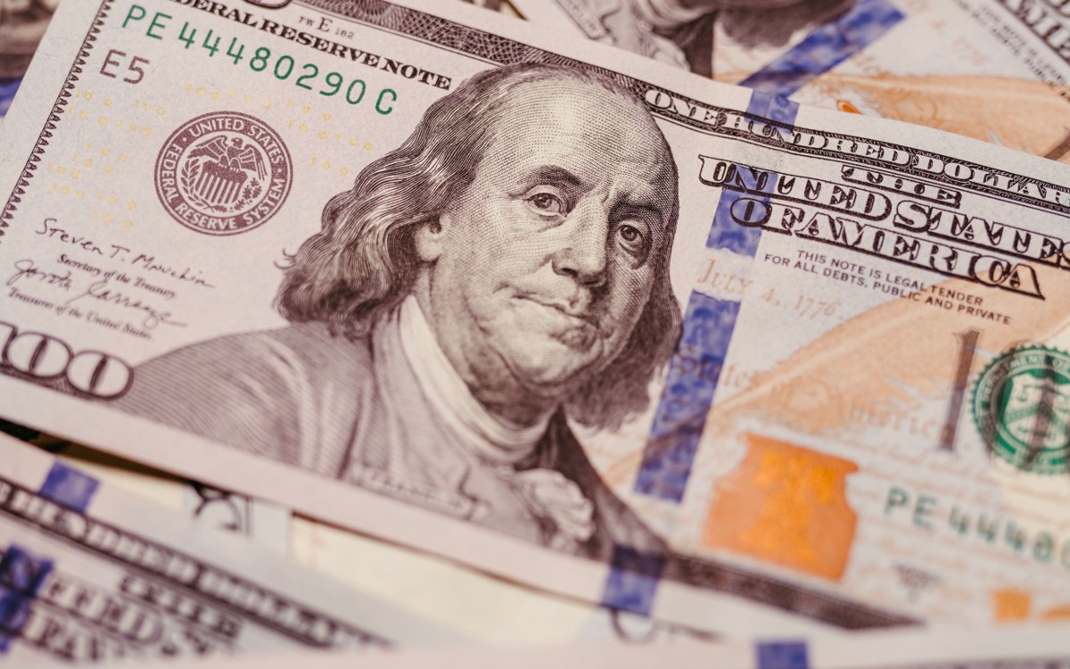 El peso se deprecia a la espera de resultados electorales de Estados Unidos