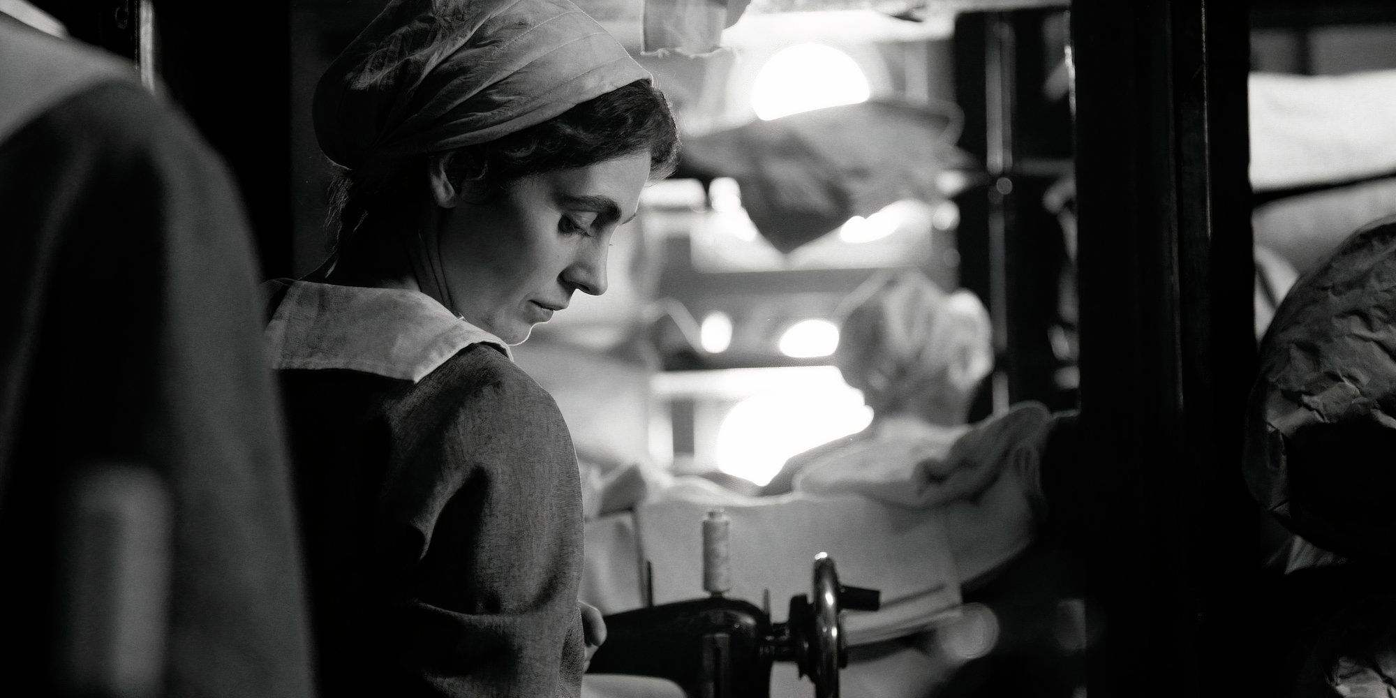 El tráiler de La chica de la aguja revela una mirada inquietante a la candidata a los premios “Nightmarishly Beautiful”