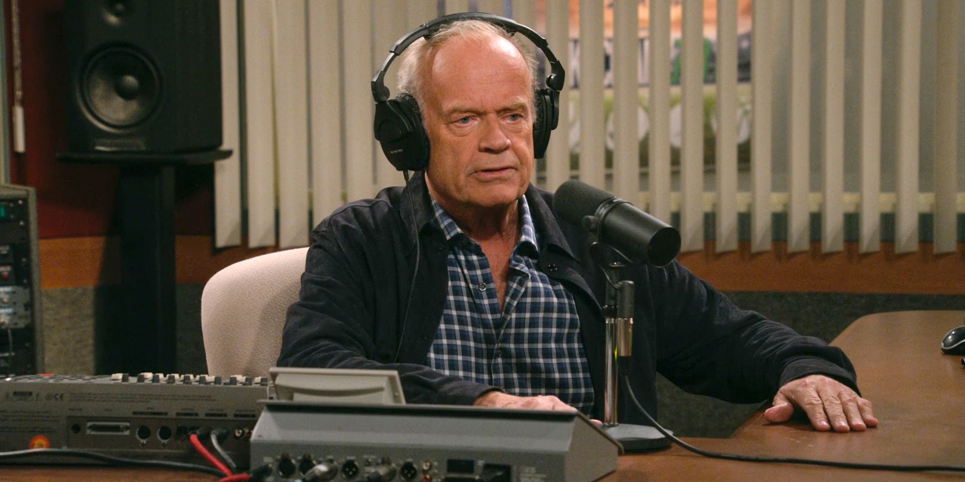 Frasier (Kelsey Grammer) presentando un programa de entrevistas de radio en Frasier (2023) Temporada 2 Ep 8