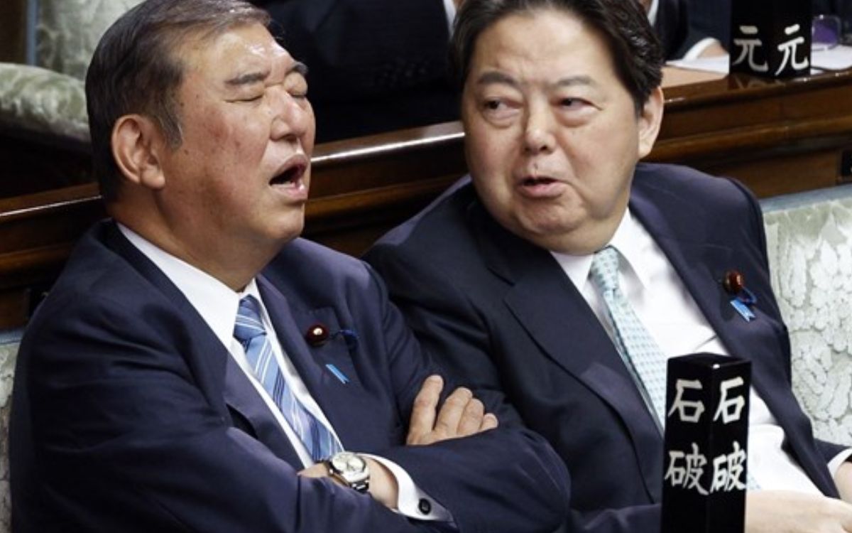 Primer ministro japonés se queda dormido mientras lo reeligen