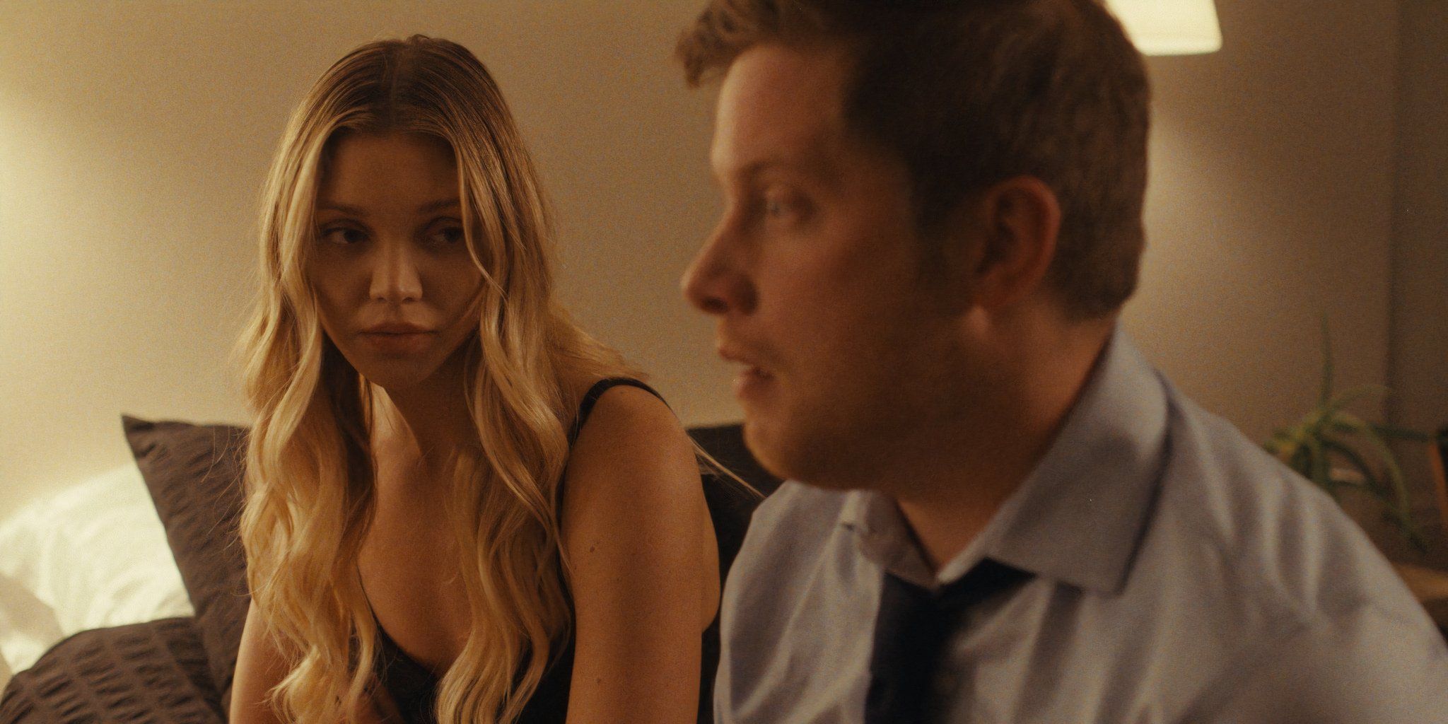 Revisión de Love Bomb: la mala ejecución de este thriller de misterio eclipsa lo que podría haber funcionado