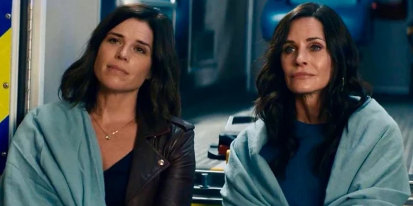 Neve Campbell como Sidney Prescott y Courteney Cox como Gale Weathers con mantas sobre los hombros en Scream 5