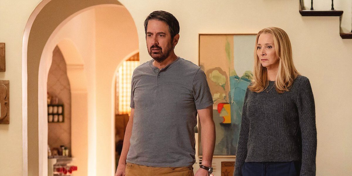 Tráiler de No Good Deed: Los íconos de la comedia Lisa Kudrow y Ray Romano van a la guerra en la comedia de Netflix del creador de Dead To Me