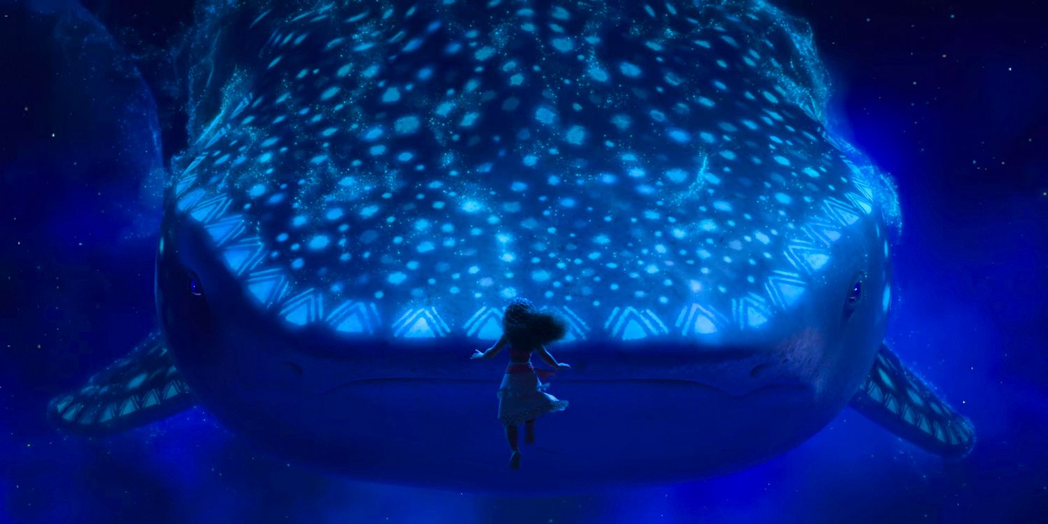 Moana flotando bajo el agua, frente a una ballena en Moana 2 