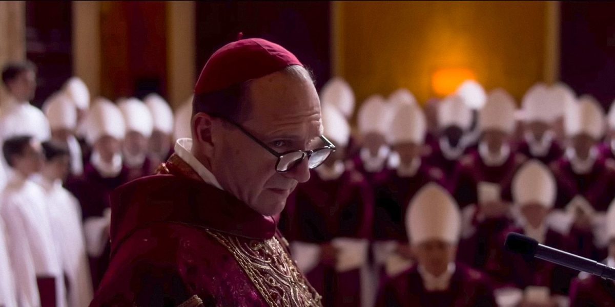 La película 93% Pope de Ralph Fiennes con rumores de premios ya se está transmitiendo y debes verla para prepararte para los Oscar