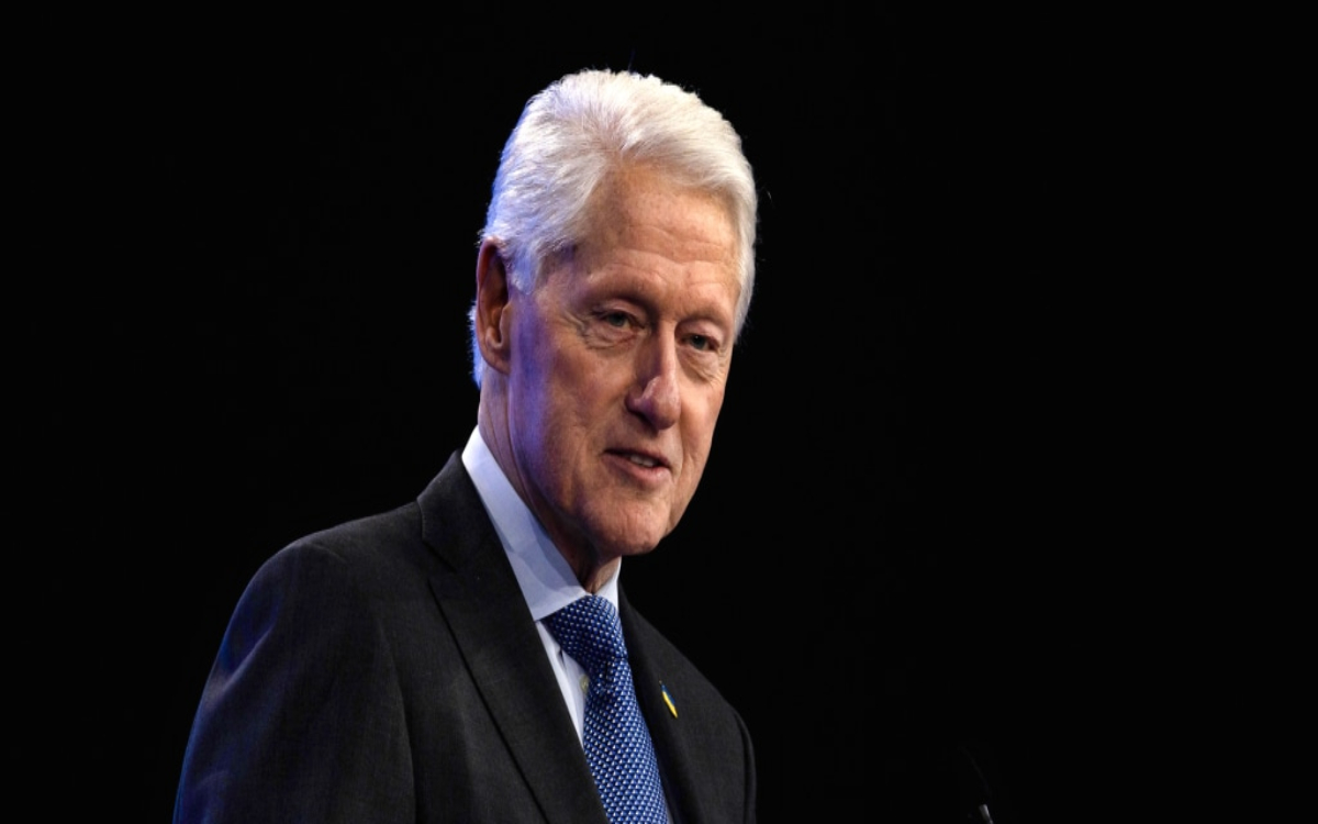 Bill Clinton deja el hospital tras batallar con gripe y fiebre | Video