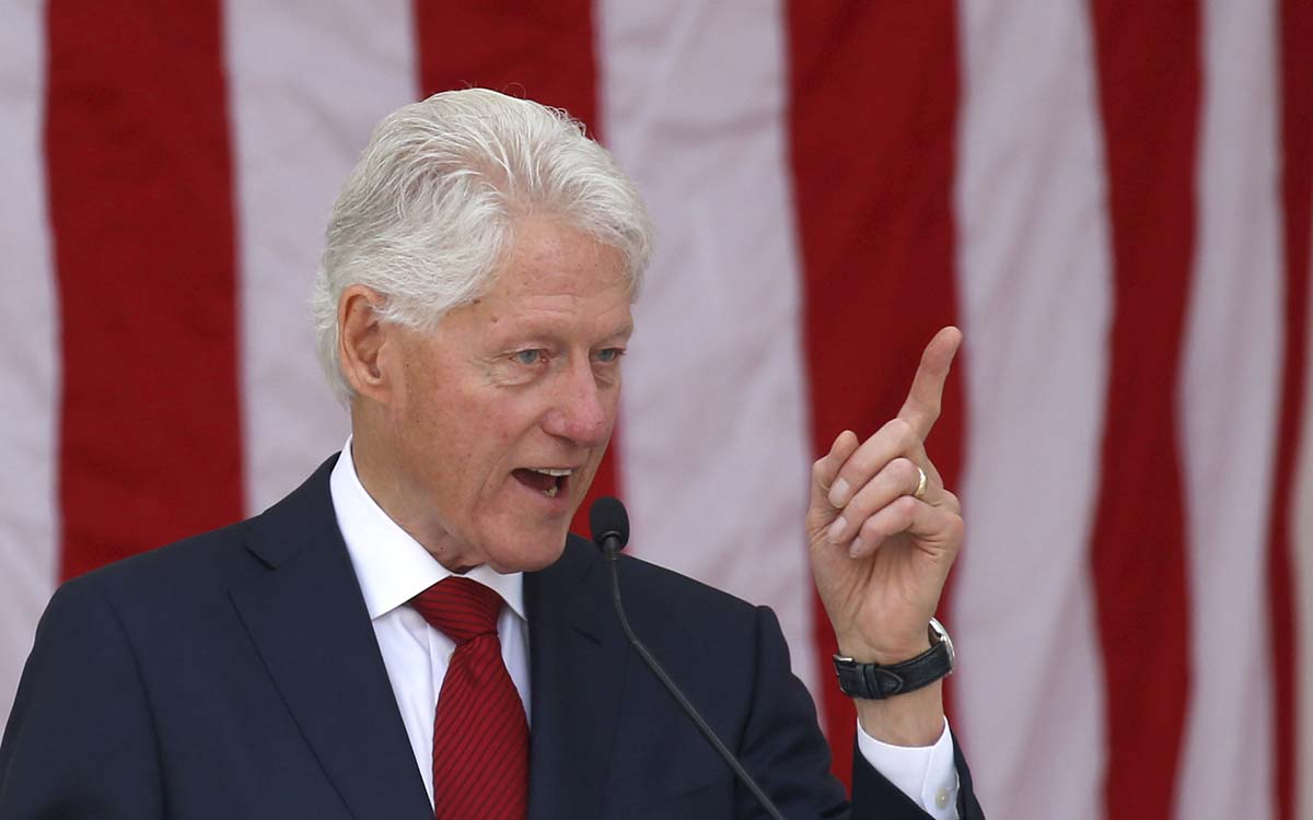 Bill Clinton es hospitalizado en Washington