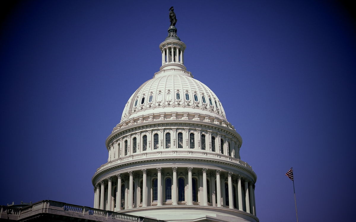 Cámara Baja de EU evita cierre de gobierno tras exigencias de Trump